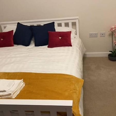 Luxurious & Cosy Apartment In Surrey 웨이브리지 외부 사진