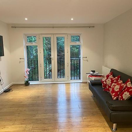 Luxurious & Cosy Apartment In Surrey 웨이브리지 외부 사진