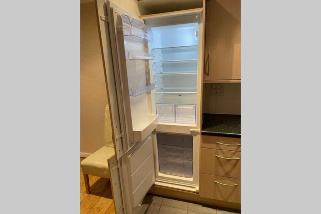 Luxurious & Cosy Apartment In Surrey 웨이브리지 외부 사진