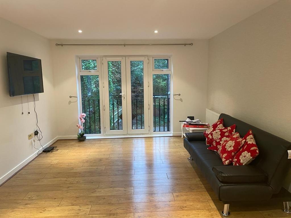 Luxurious & Cosy Apartment In Surrey 웨이브리지 외부 사진