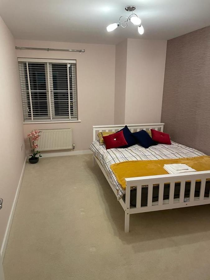 Luxurious & Cosy Apartment In Surrey 웨이브리지 외부 사진
