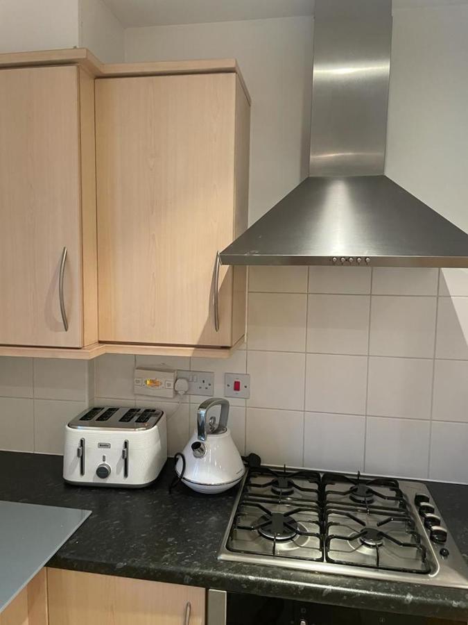 Luxurious & Cosy Apartment In Surrey 웨이브리지 외부 사진